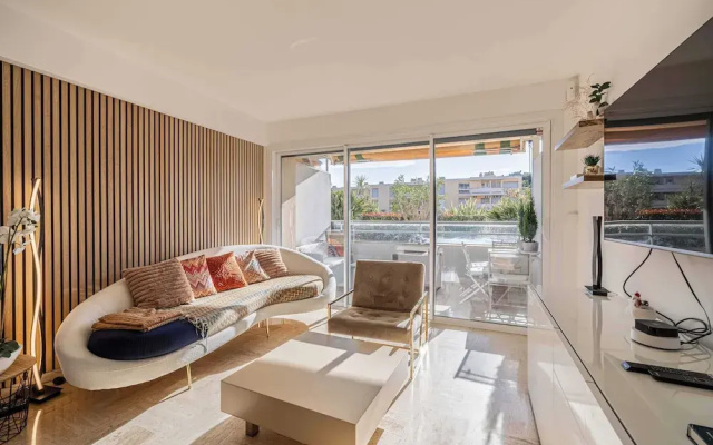 Charming Apartment on Boulevard Alexandre III