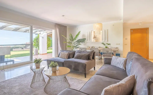 Apt Mairena Forest sea View & Pool