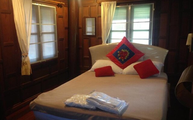 Ruen Thai Ampawa Resort