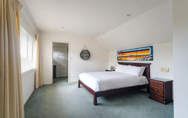 A colourful welcome to the bays and beaches