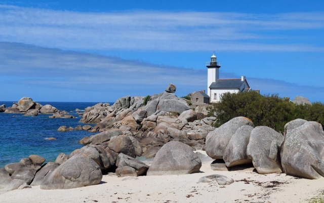 Holiday Home in Plouneour Near Sandy Beach