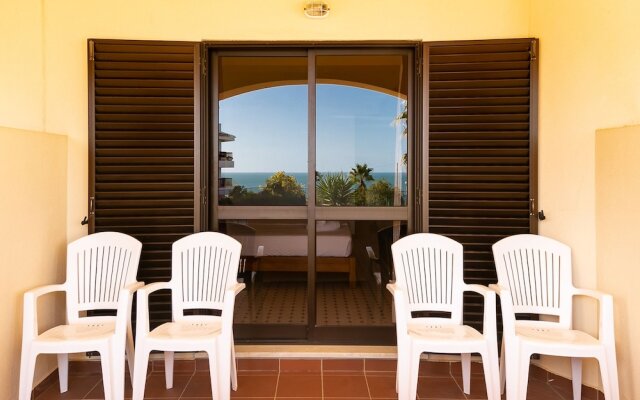 A15 Cliffside Beach Apartment