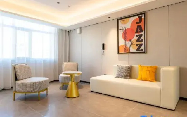Homeinn Plus Hotel (Ulanhot Hezhan Middle School)