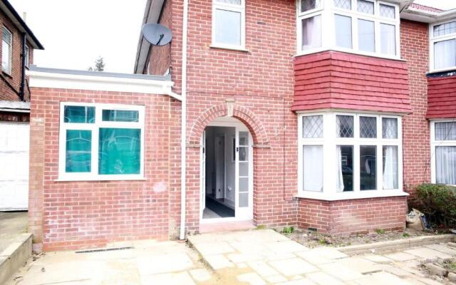 Deluxe 4-bed House Close2 Wembley Stadium