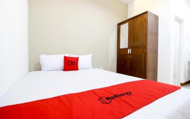 RedDoorz near UII Jakal 3