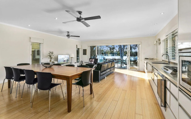 Stunning River House - 51 Hilton Esplanade