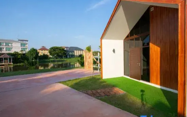 The O-Zone Airport Riviera Lodge
