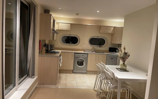 Free Parking Near City Centre & Stadium Sleeps 6-8