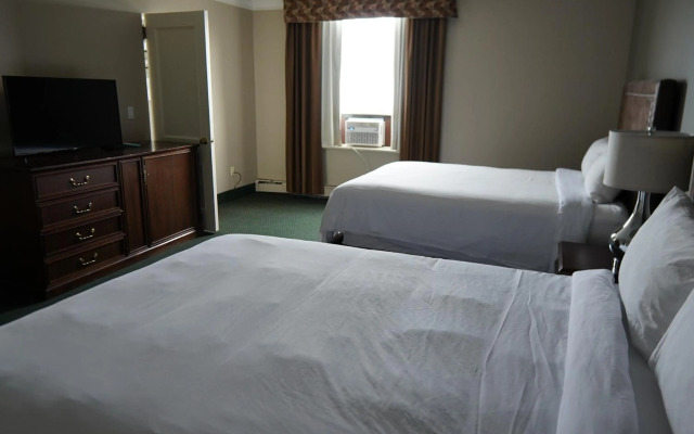 Prince Arthur Waterfront Hotel & Suites