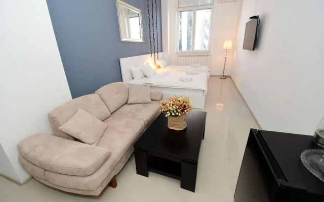Maxela Rooms & Suites