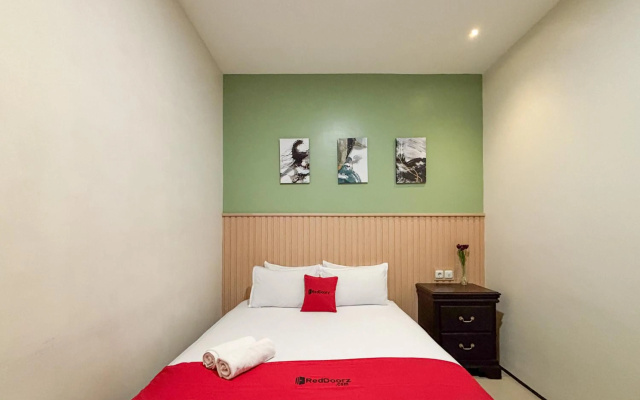 RedDoorz near Taman Krida Budaya Malang – Guest Rooms – Malang