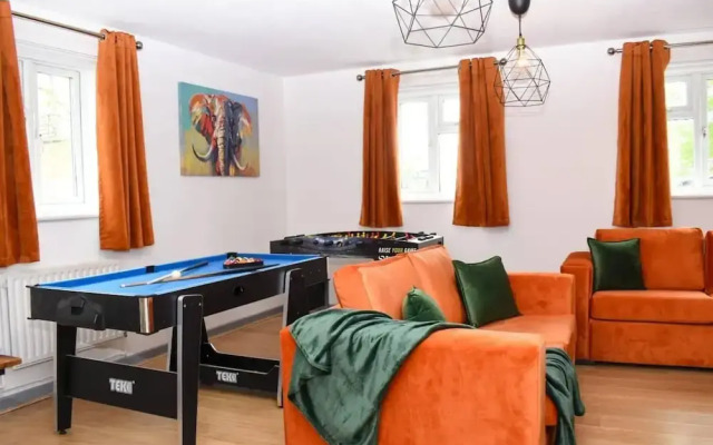 Amazing 4BR Near Hospital, Free Parking, Sleeps 10