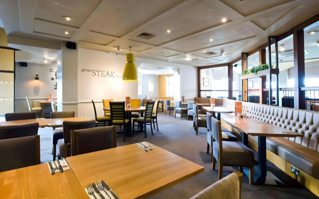 Premier Inn Livingston (M8/J3)