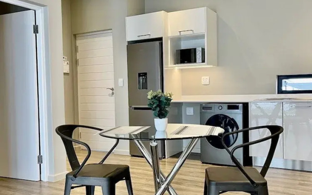 Easy Stay- The Monroe