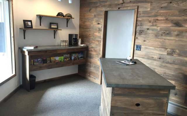 Aqua Aire Inn & Suites