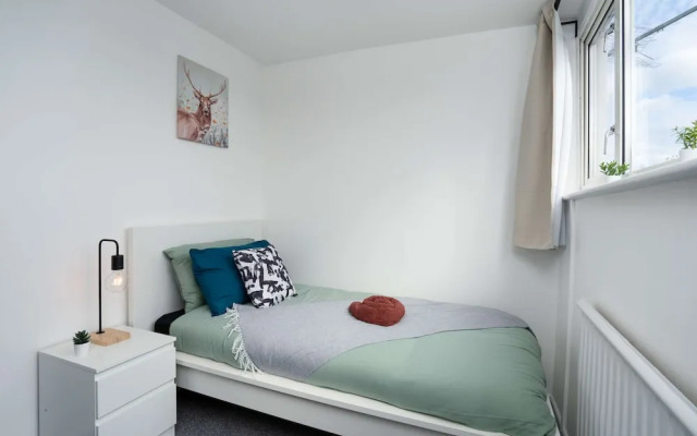 Spacious - 3 Bed - Free Parking