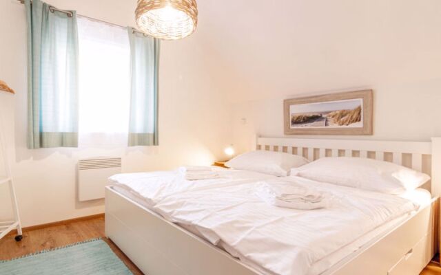 Lakeside Village 12516