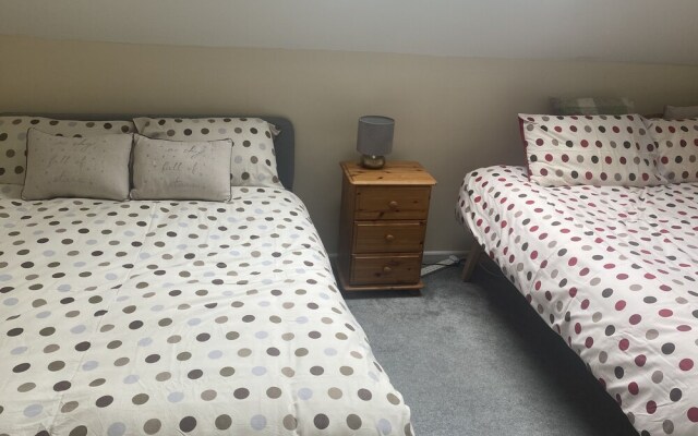 Immaculate 2 - Bedroom House in Milton Keynes