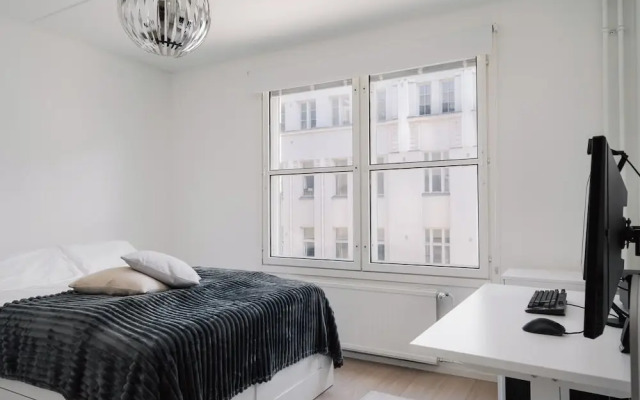 Modern 1BR Apartment with Balcony
