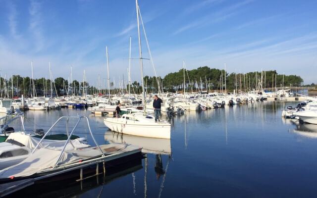 House With 4 Bedrooms in Hourtin, With Enclosed Garden