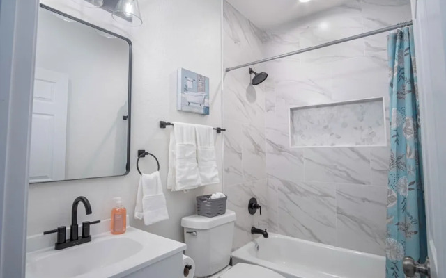 Vibrant 4br/3ba Oasis Near Happy Downtown!