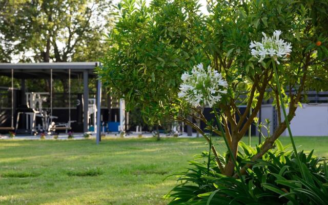 Villa Black White Dassia