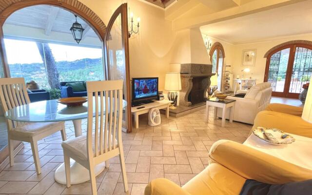 Villa in Posizione Panoramica-Villa Punta Pareti