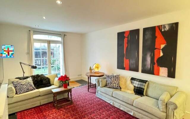 Spacious 4BD Family Home With Gardenkensal Green!