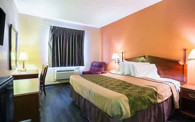 Econo Lodge Inn & Suites