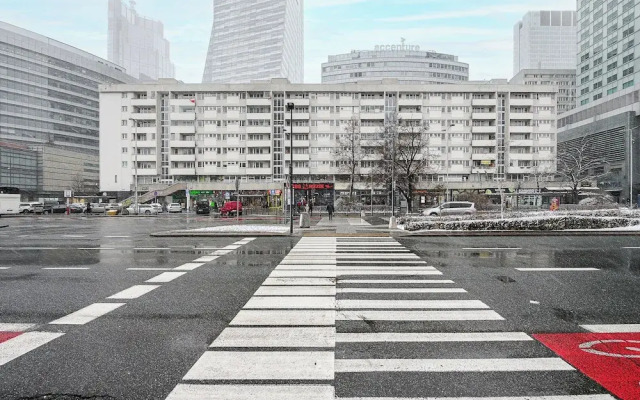 Lumina opposite the Palace of Culture