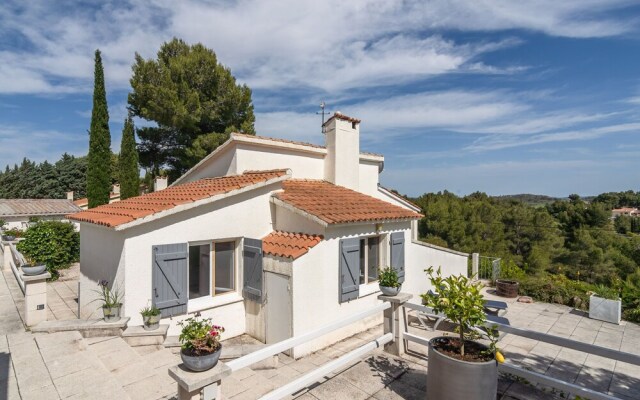 Alluring Villa in Pouzols-minervois With Jacuzzi