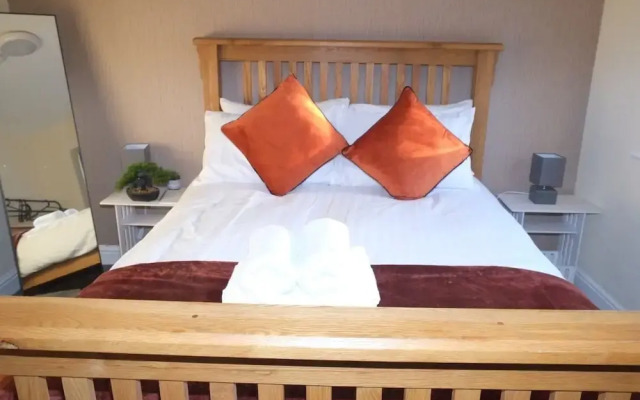 Nottingham - 5 Beds - Sleeps 11 - Garden - Parking