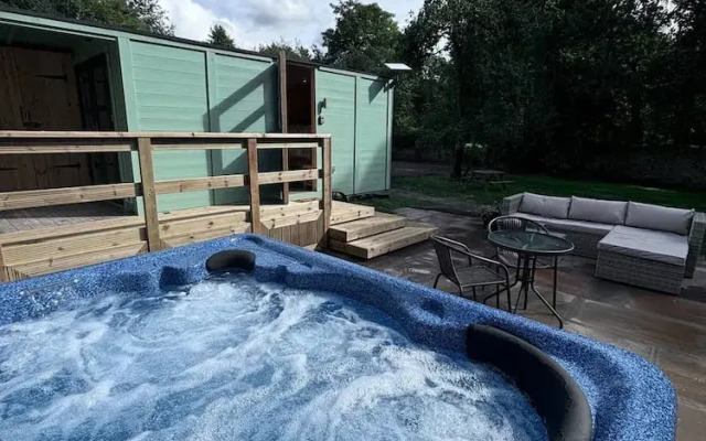 Shepherds Hut With Hot Tub