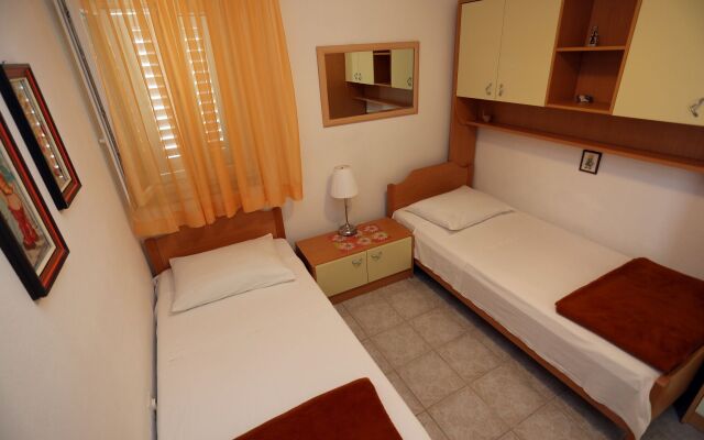 Apartment Ali - modern apartments: A2 Supetar, Island Brac