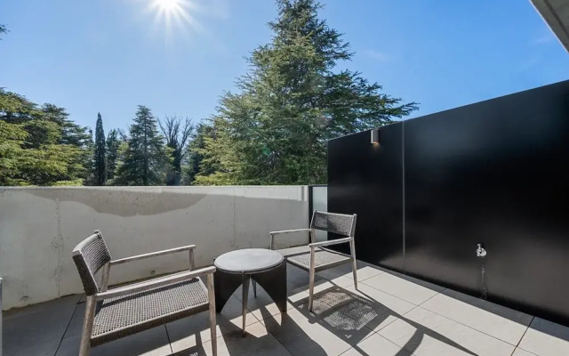 Impeccable Braddon Studio With Outdoor Dining