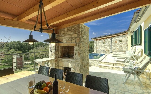 Spacious Holiday Home With Swimming Pool Near Sea in Vodnjan