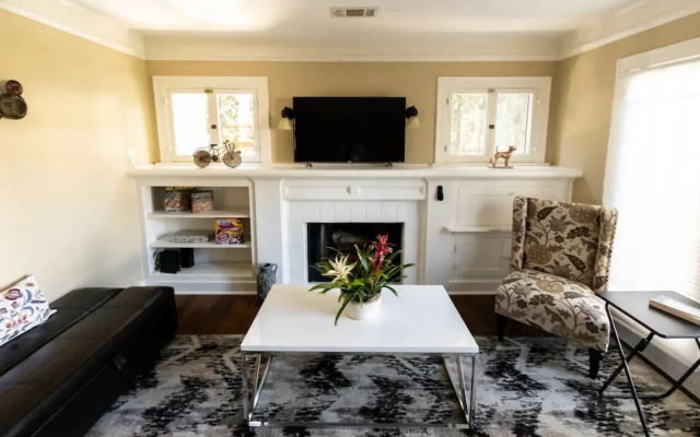 QUAINT UPDATED 2-BEDROOM HOUSE IN GLENDALE  (p2)