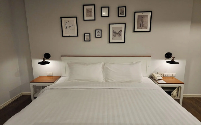 J Place Hotel