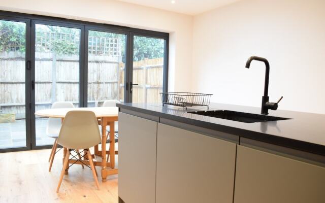 3 Bedroom Garden House in Earlsfield