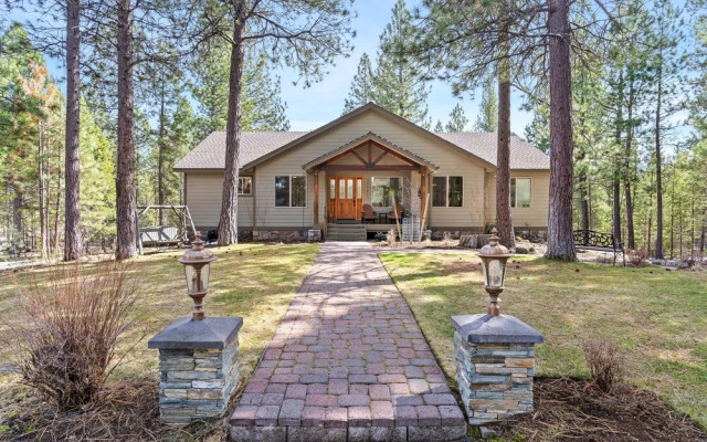 Super Coop 5 Bedroom Home by RedAwning, Bend