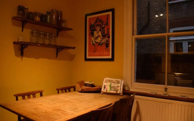 Incredible 1 Bedroom Flat Colourful and Cozy