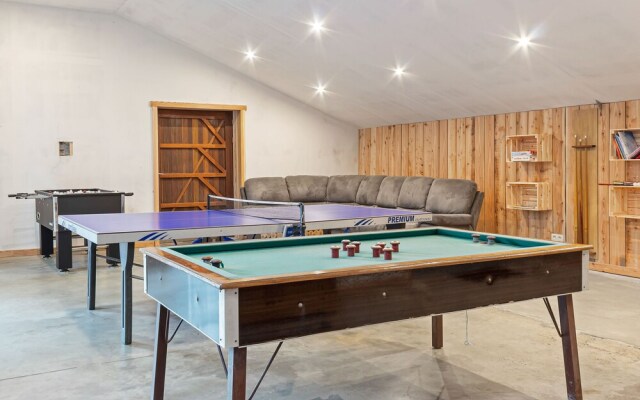 Beautifully Renovated Farmhouse for Groups, With Indoor Pool and Sauna