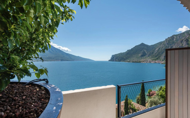 EALA My Lakeside Dream - Adults Friendly