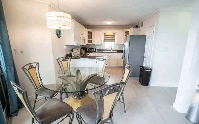 Enjoy Sunsets at Fully Equipped Condo at the Beach