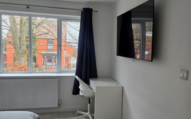 8 Bedroom House Sleeps 20 - Private Garden