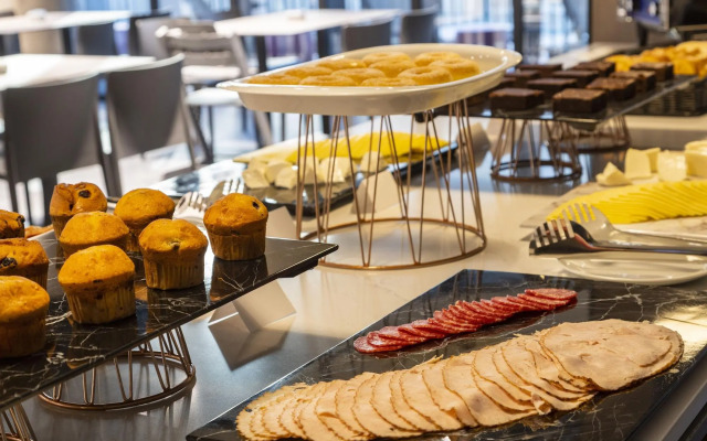 Ola Santiago Providencia, Tapestry Collection by Hilton