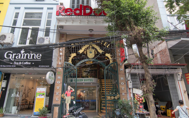 RedDoorz near Lotte Center Hanoi