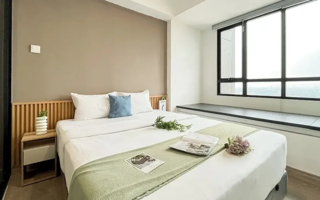 Basic Brown Accent 1Br Apartment Collins Boulevard