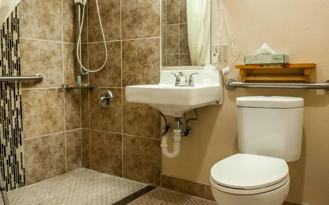 Econo Lodge Inn & Suites