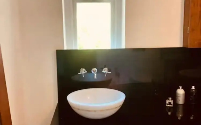 Luxury, Spacious London Apartment on Mattock Lane
